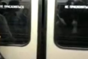 Почему в метро нельзя прислоняться к дверям