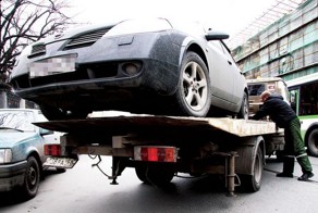 Эвакуаторщики увезли авто с грудным ребёнком