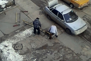 Житель срезал забор болгаркой, чтобы припарковать авто