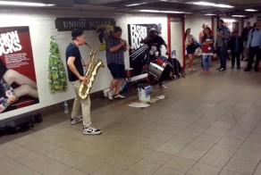 Невероятные ребята играют в нью-йоркском метро 