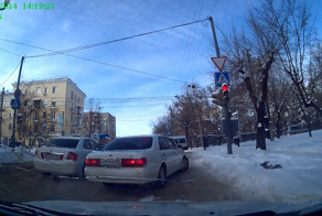 Скользкая горочка перед перекрестком