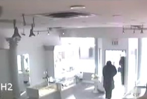 Изобретательные грабители обчистили ювелирный магазин, прикинувшись мусульманскими женщинами