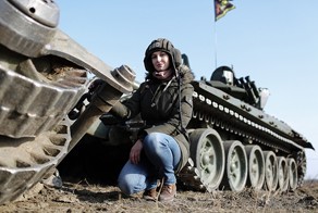 Что чувствует женщина, когда ведет танк по минному полю