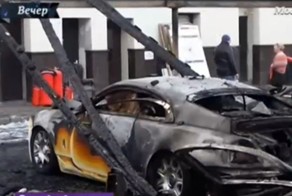 Дюжину люксовых авто на стоянке в Москве сожгли намеренно, объявило МВ