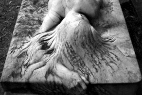 Необычная могильная плита 