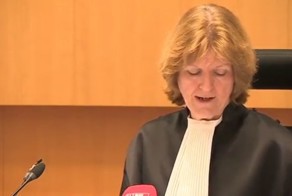 Мужчина бросил в судью стул за мягкий приговор водителю, насмерть сбившему его родственников