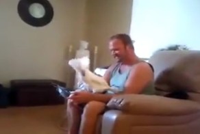 Какаду отжигает под AC/DC