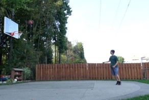 Впечатляющие акробатические баскетбольные трюки 