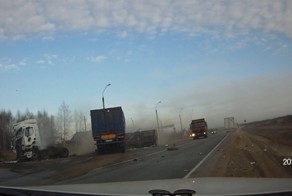 Жуткое столкновение двух фур