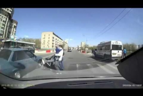 Чуть не сбил маму с коляской на переходе и получил по заслугам от папы