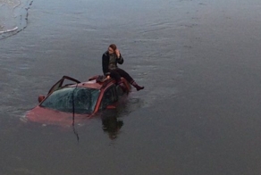 Автоледи на иномарке упала с моста в реку