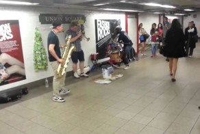 Музыканты в подземке просто жгут