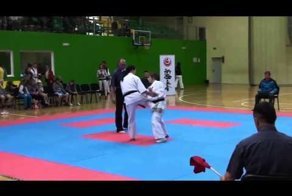 Каратэ нокаут девушки на соревнованиях