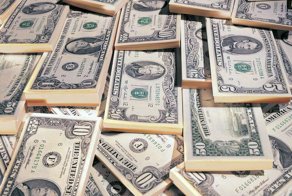 Ребята дают бродяге 1000 долларов