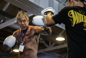 Микки Рурк провел первую открытую тренировку перед боем