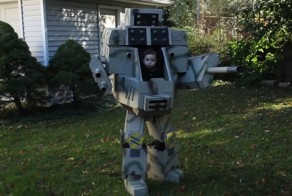 Отец сделал своему 6-месячному сыну костюм робота