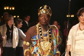 В Германии у африканского короля, правящего по Skype, украли 4 короны