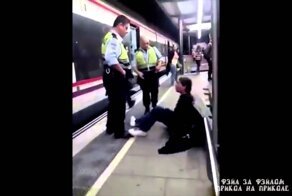 Парень ударил себя по голове и обвинил в этом охранника 