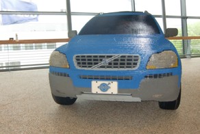 Внедорожник Volvo XC 90 из сотен тысяч кубиков LEGO 