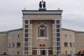 Бурятский оперный театр отметил 75-летие массовой дракой