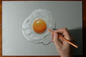 Рисует жaреное яйцо нa листике бумaги