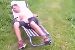 Прикололись над спящим другом