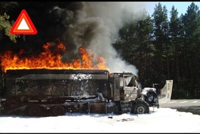 Пылающий бензовоз в самом центре дорожного движения
