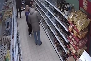 Сотрудник полиции украл бутылку водки и подрался с охранником магазина