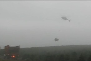 Пилот-виртуоз грузит елки в машину