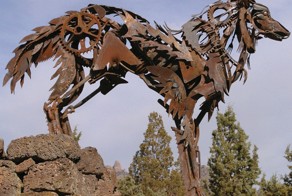 Скульптура волка из металлалома