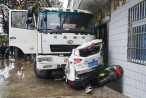 Китайцы выжили в полностью смятой машине