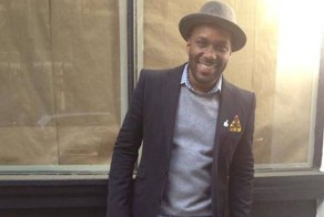 Раздает бездомным обувь