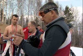 В купальнике на лыжах