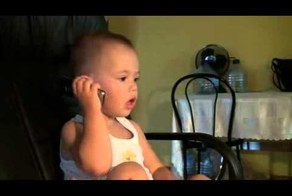 Малыш разговаривает по телефону