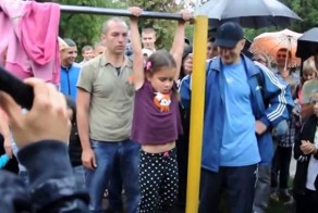 Маленькая девочка и 27 подъмов на турнике