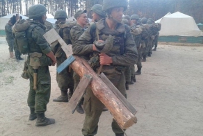 Солдатам, потерявшим экипировку, тут же выдают новую