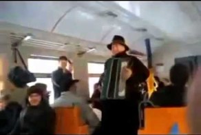 Дед отжигает в электричке