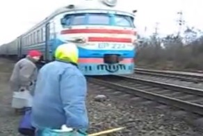 Изобретательная бабушка-дачница садится на электричку