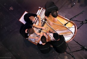 Музыканты из группы The Piano Guys сыграли впятером на одном рояле