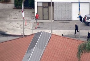 Автоугонщик пытается скрыться от полиции на скейтборде