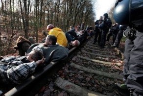 Протестующие в США остановили поезд