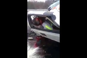 Очевидец аварии пытается держать пострадавшего в сознании