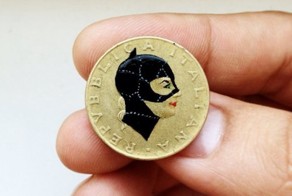 Профили поп-героев на международных монетах