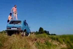 Неудачный прыжок в воду