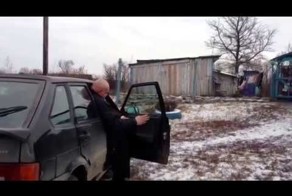 Человек-гора не помещается в &quot;жигули&quot;