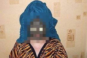 Жена наложила маску на лицо и вышла из спальни