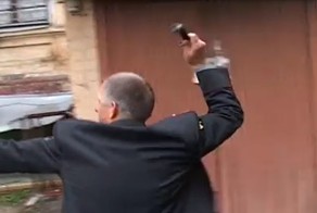 Генерал спецназа метает ножи