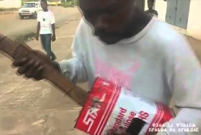 У парня нету денег на гитару, он решил сделать её сам