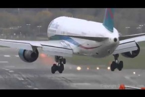 Самые опасные взлёты и посадки уходящего года на леденящем кровь видео