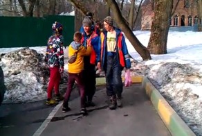 Школьники избивают мигрантов из Таджикистана